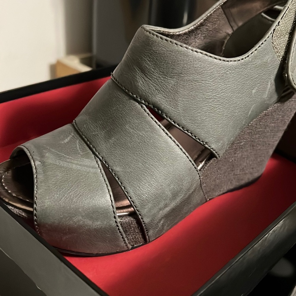 Kenneth Cole Reaction Gray Wedge Sandal size 7 never worn